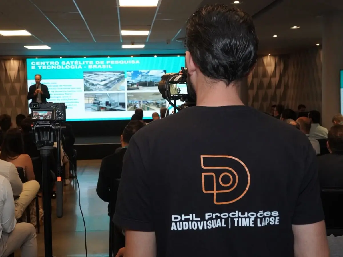 Cinegrafista da DHL Produções operando câmera em palestra corporativa com transmissão ao vivo