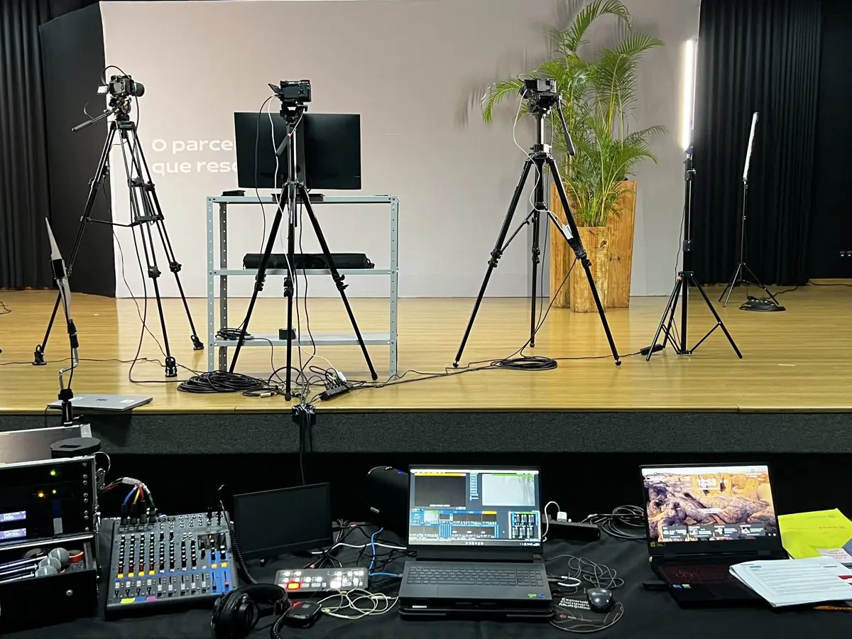 Estúdio de transmissão ao vivo com três câmeras, mesa de áudio e switcher montado pela DHL