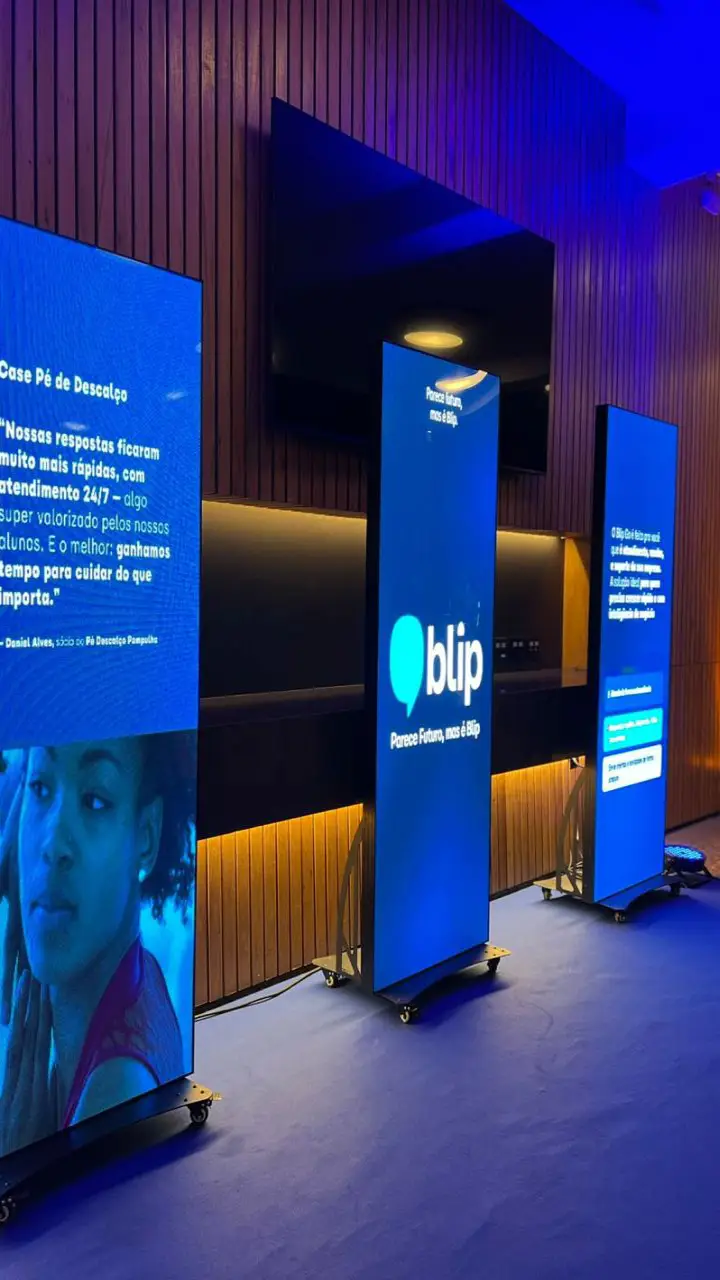 Totem de LED vertical em evento corporativo em BH