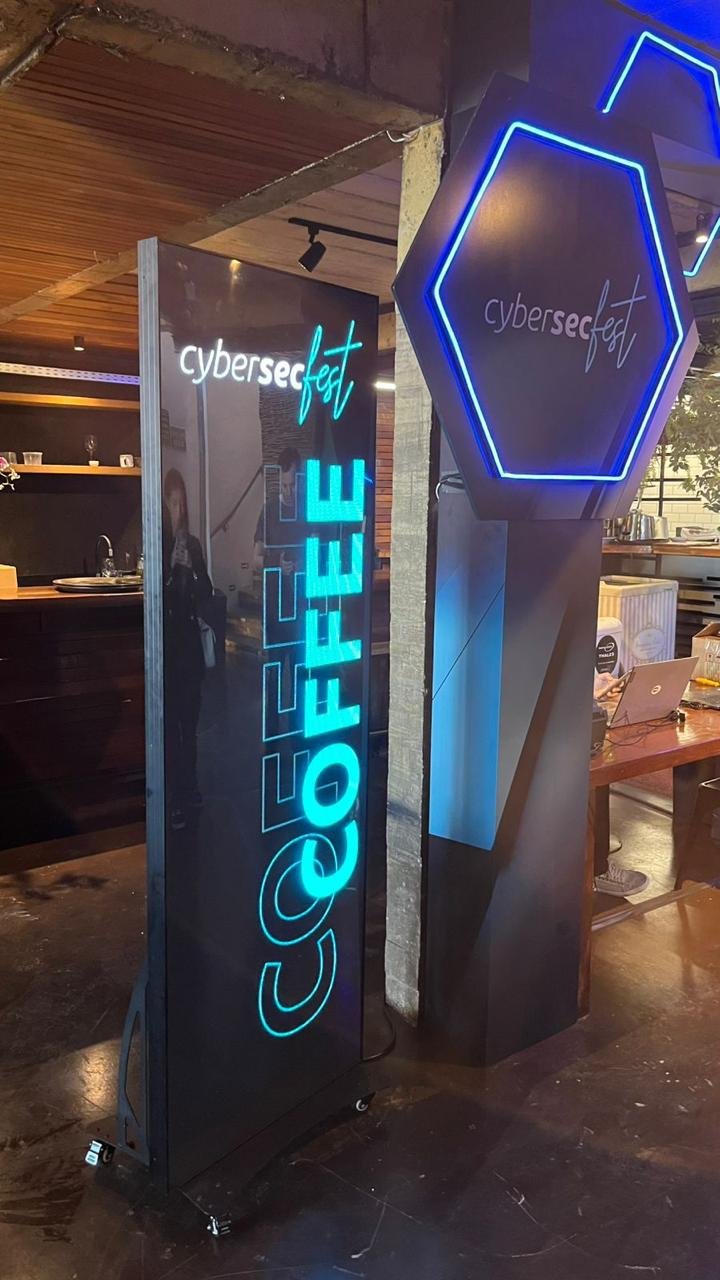 Totem de LED indoor em estande de feira em BH