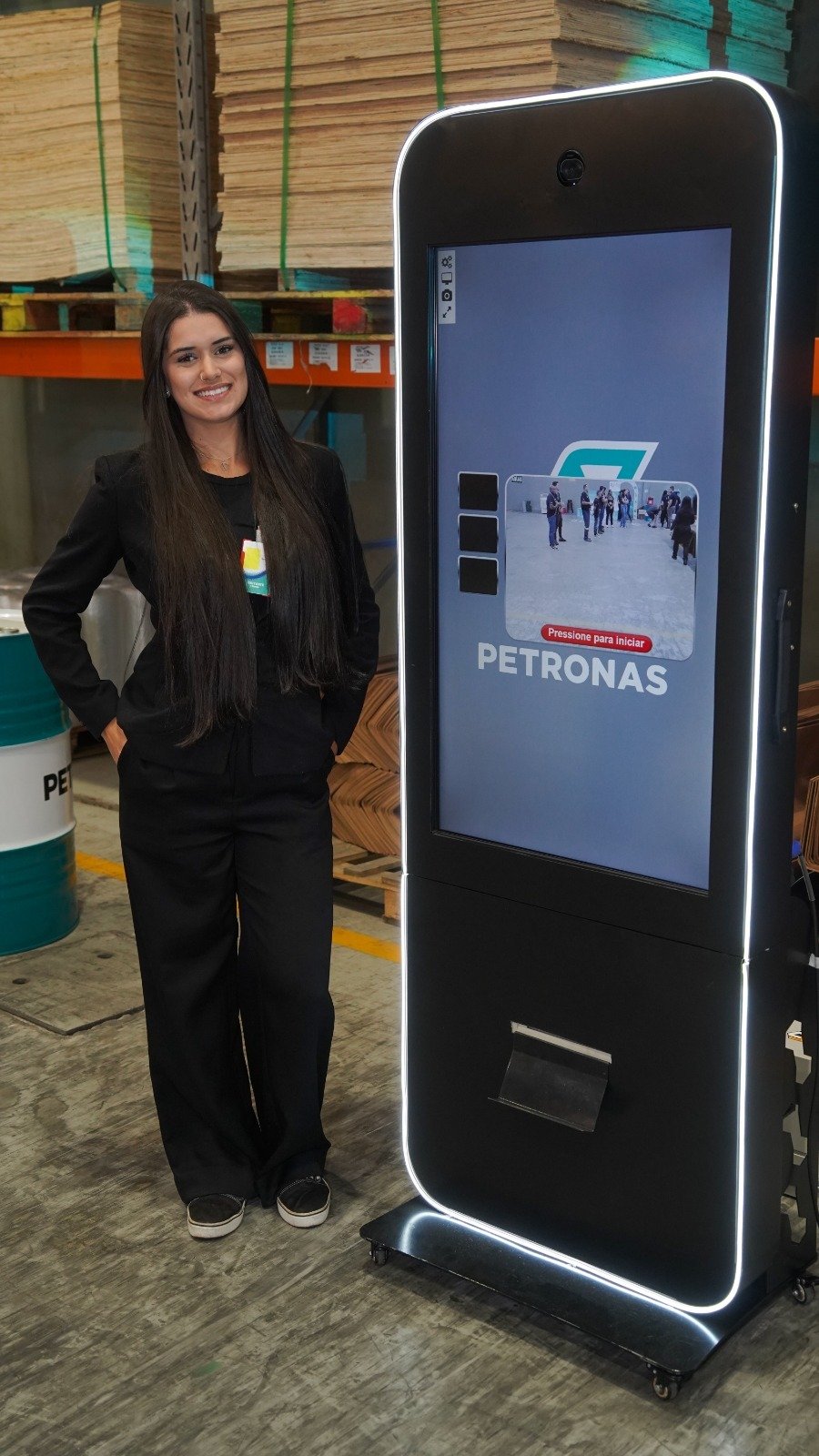 Totem interativo touch screen 4K personalizado com a marca Petronas em evento em BH